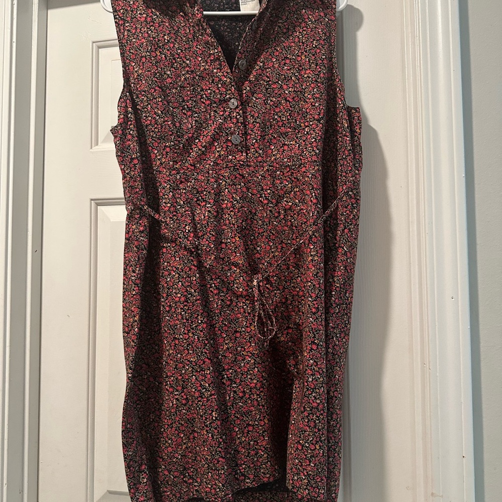Red and Black Sleeveless Sundress with Notched Collar